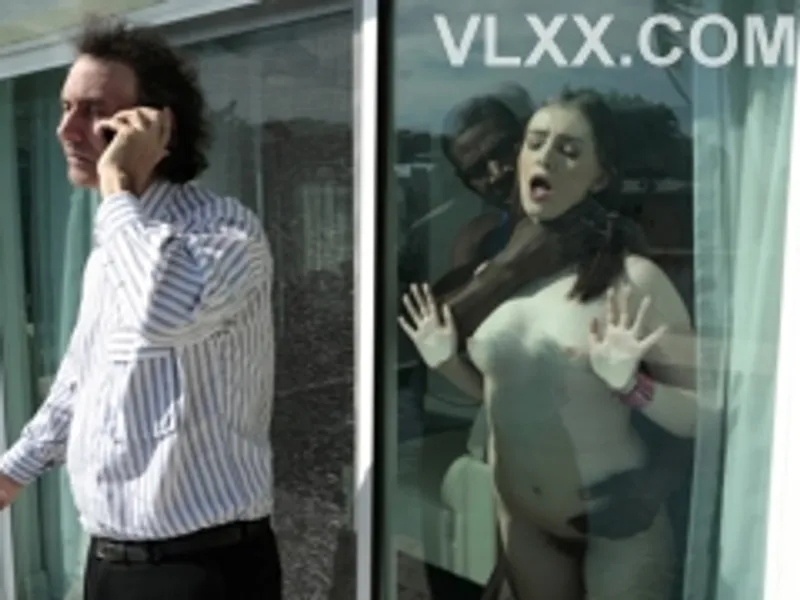 Dẫn ghệ da đen về nhà chơi rồi "đi ngoài" trước mặt ba mình